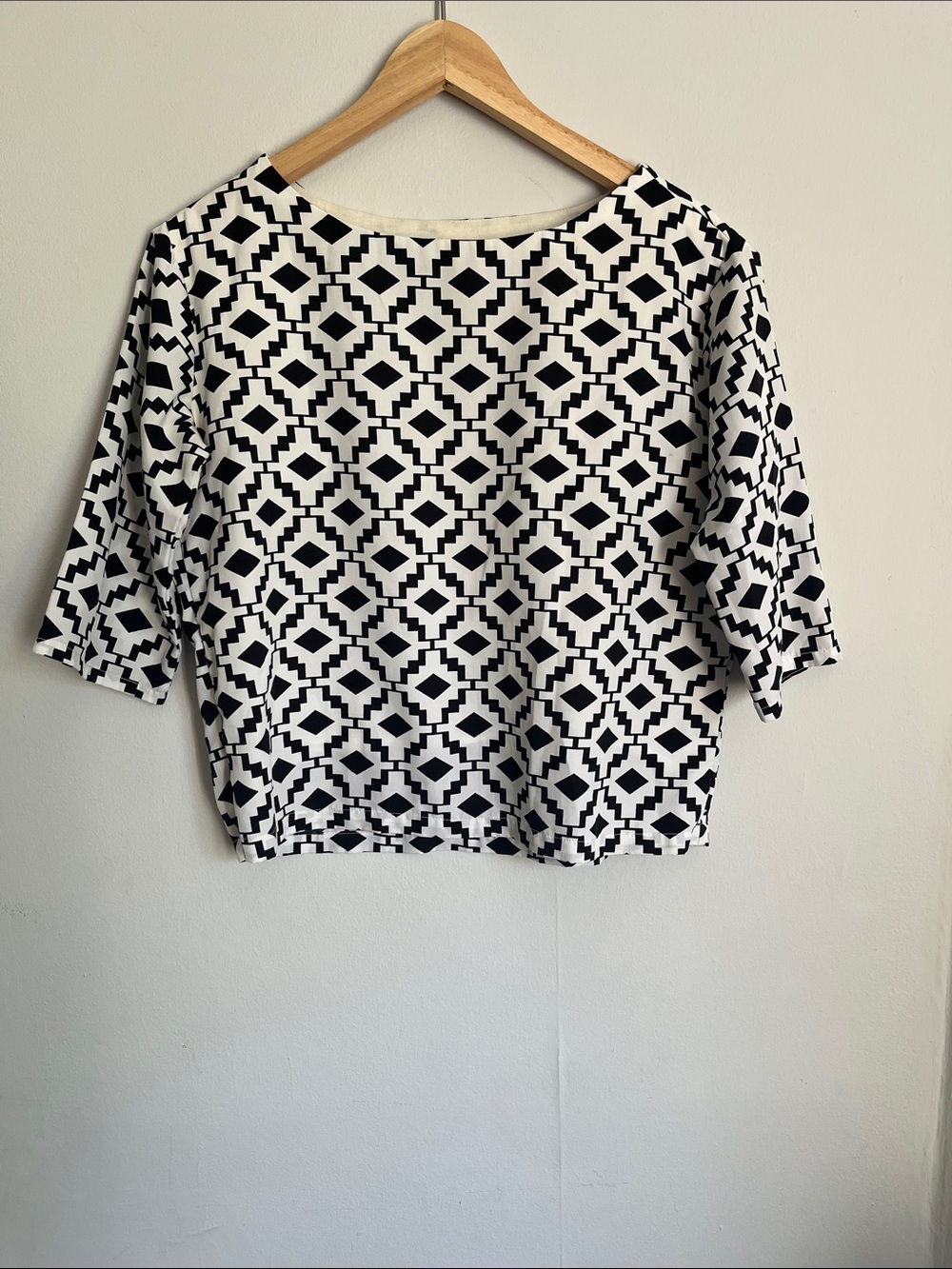 Black & White Geometric Boatneck Short Sleeve Top